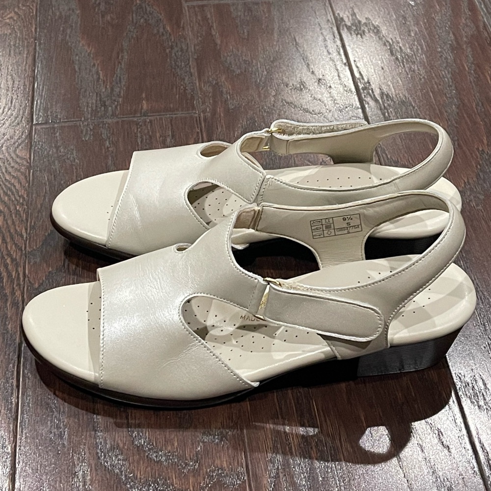 SAS Women Size 9.5 S Pearl White Leather Buckle Cushioned Slingback Sandals